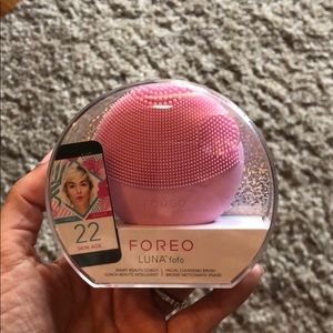 Facial cleansing brush